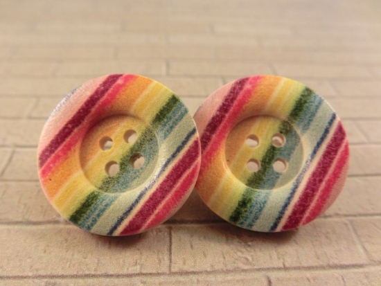 Regenbogen Streifen Holzknopf Ohrstecker Button